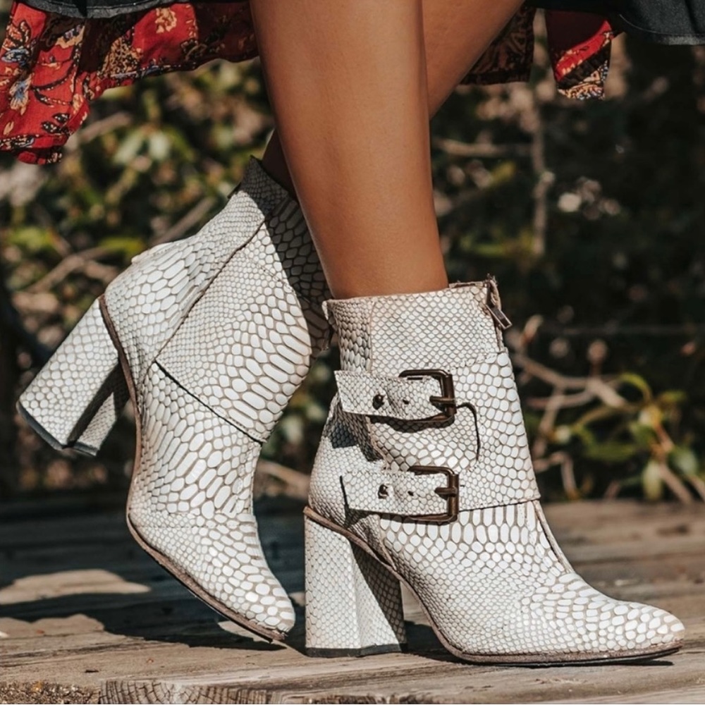 FREEBIRD BY STEVEN WHITE SNAKE JOEY W/FLARED HEEL SIZE 7